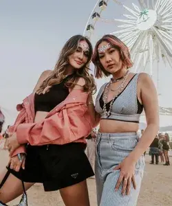 7 Potret Gaya Seksi BCL dan Luna Maya Nonton Coachella yang Tuai Kontroversi