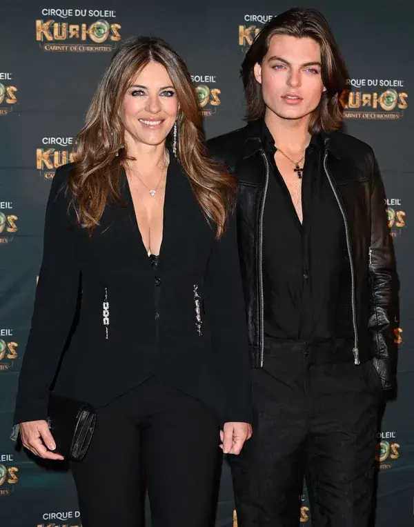 Por qué tienes que conocer a Damian Hurley, el hijo de Liz Hurley que acompaña a su madre a los eventos