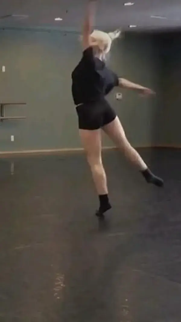 BILLIE EILISH DANCING