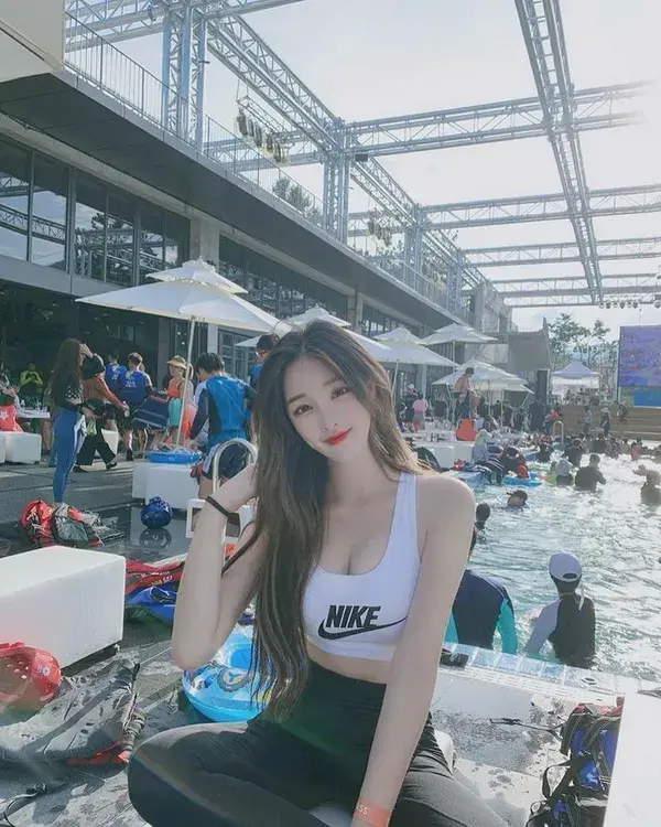 Cute Ulzzang Korean Girl Pool Party Summer Outfit Aesthetic Picture Ideas White Nike Crop Top Style