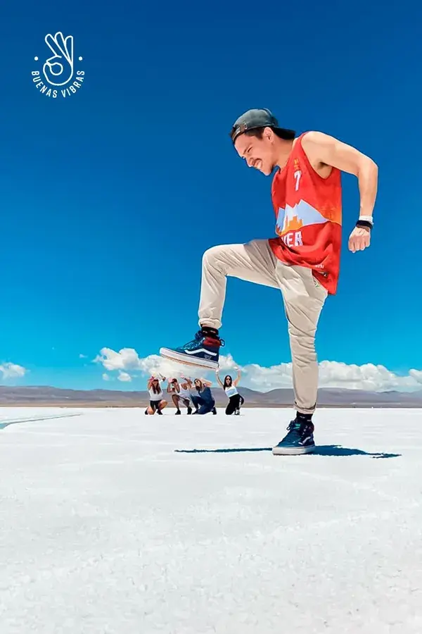 Jugando con la perspectiva en Salinas Grandes