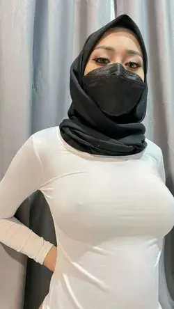 Cewek Hijab Cantik Menonjol Ditengah Cantik Padet
