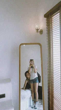 Freenbeck mirror selfie