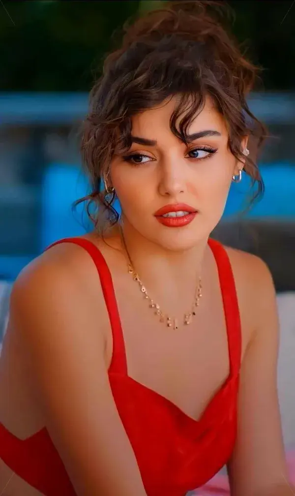 Hande Erçel ♥️ Handemiyy ❤️