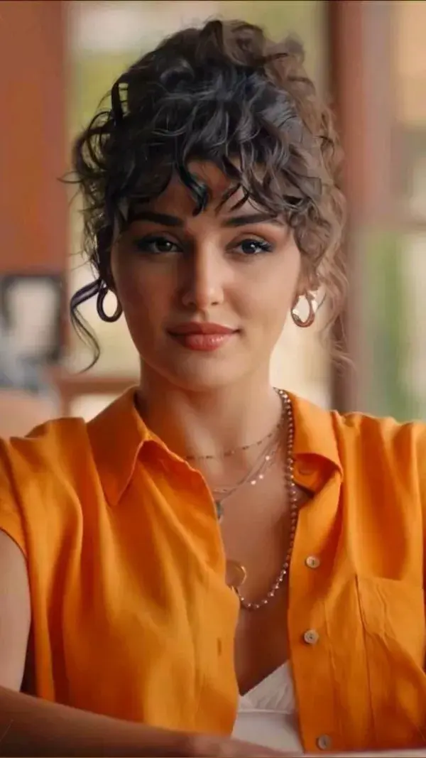 Hande Erçel ♥️🧡 She's the No.1 ☝🏻