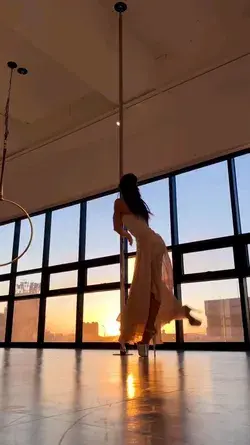 Girl Pole Dance