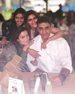 Pranutan bahl Mohnish bahl Ekta bahl Krishaa holi 2020