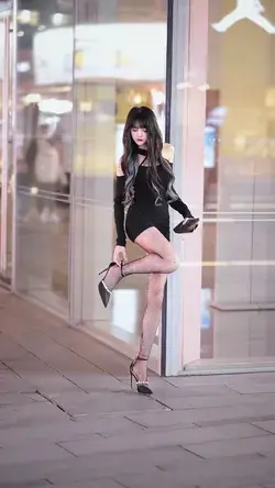 Asian Street Fashion. Nice Legs & Dress