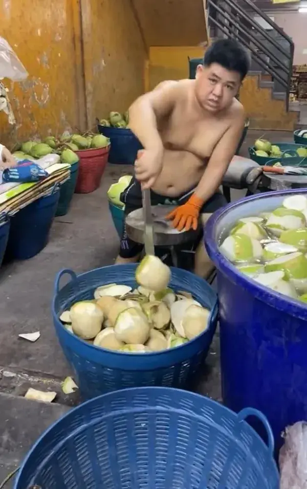 We’re in Thailand making coconut jelly with @bangkokfoodie 🥥🇹🇭  Would you try some? 🤷🏽‍♂️