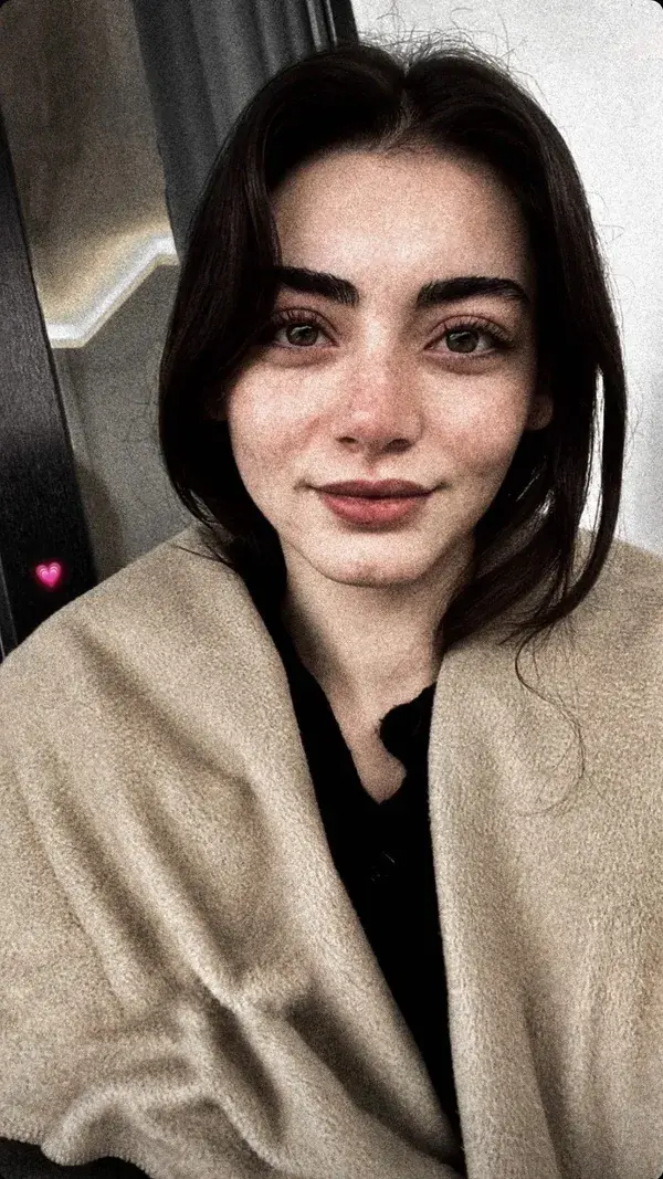 ÖZGE TÖRER  WALLPAPER duvar kağıdı