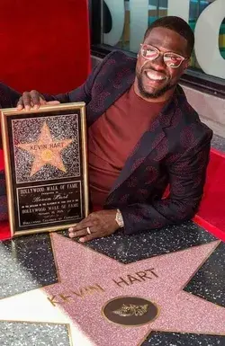 "Kevin Hart Recibé Su Estrella En Hollywood En 2019"