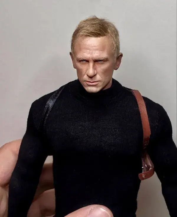 james bond (daniel craig)1:6 figurine