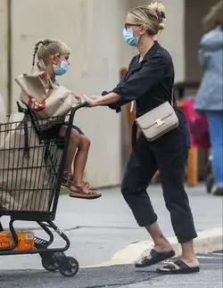 Scarlett Johansson with rose Dorothy 09/03/2020