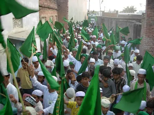    Indian Muslims with green flags for Mawlid