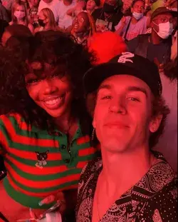 sza with a fan