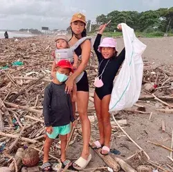 Patut Dicontoh! 7 Potret Jennifer Bachdim Bersihkan Pantai Bali Bareng Anak