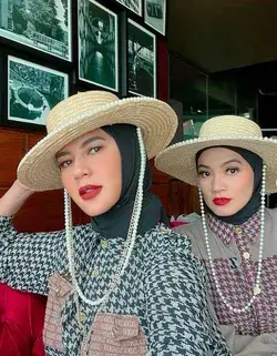 Foto: Titi Kamal &amp; Paula Verhoeven Berhijab untuk Zaskia Sungkar, Manglingi