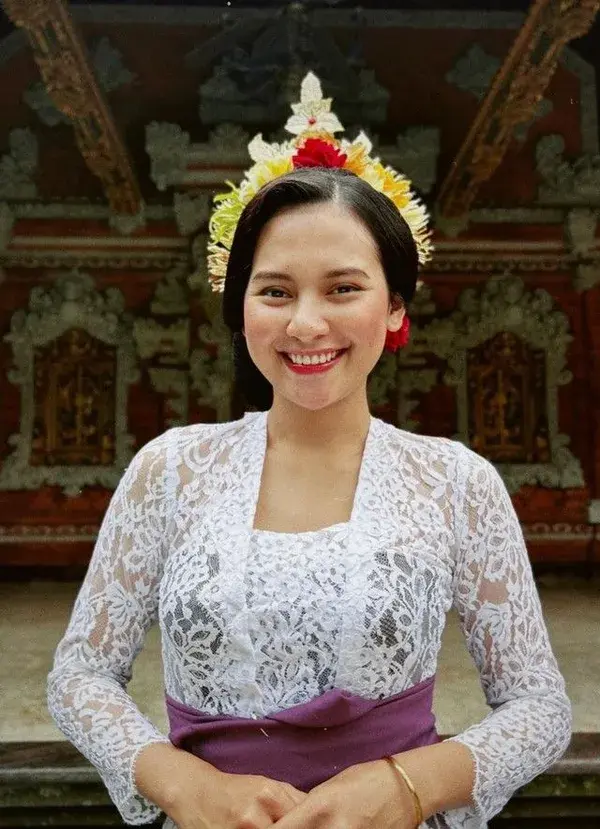 5 Gaya Indah Permatasari Pakai Kebaya Bali, Cantik dengan Makeup Minimalis