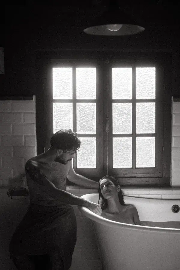 COUPLE BATHTUB BLACK AND WHITE