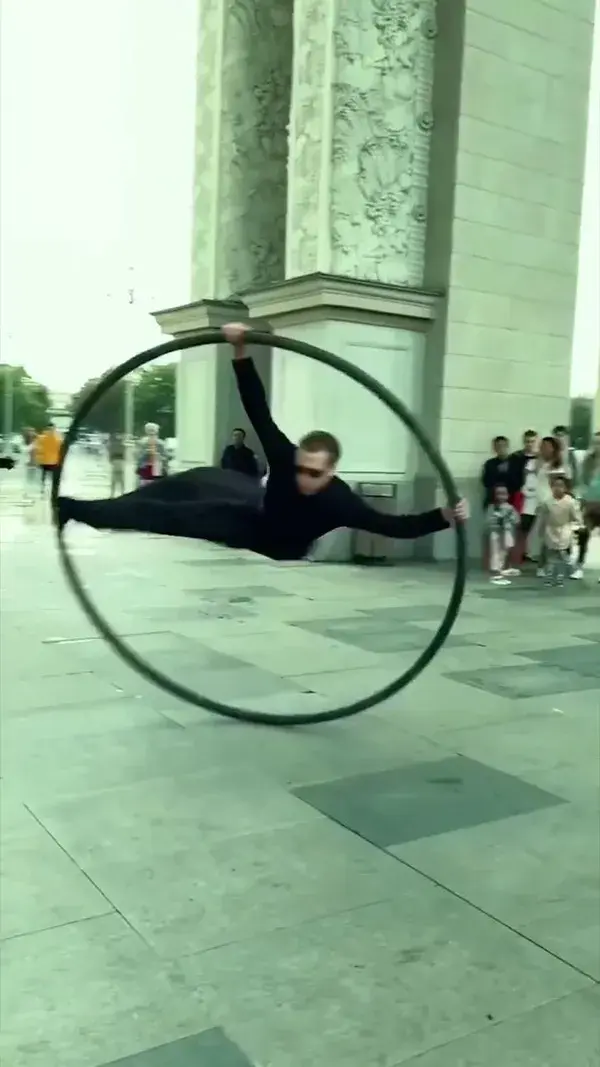 Spotted: Neo doing tricks in Moscow, Russia. Can you guess where this was filmed in Russia?