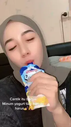 cewek hijab cantik amoy lagi minum susu sampe luber