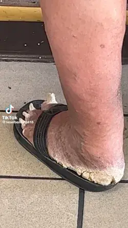 Feet at the gas station / @seanbennett618 on TikTok