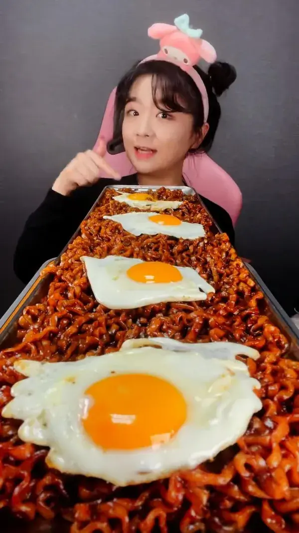 ASMR & MUKBANG