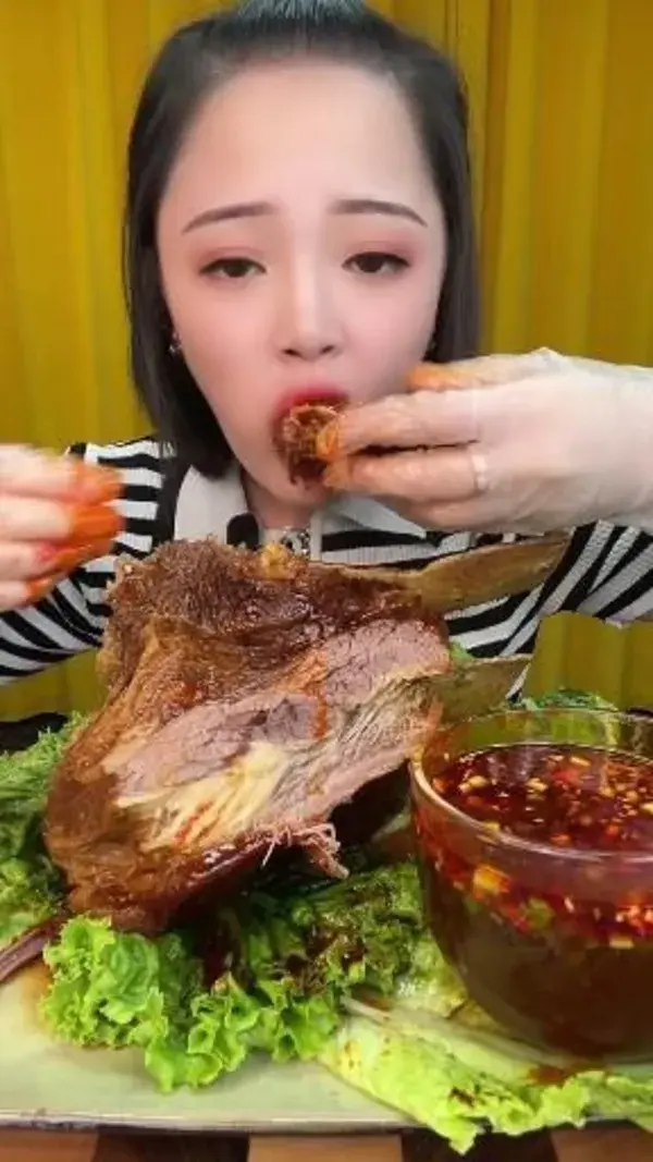 ASMR & MUKBANG