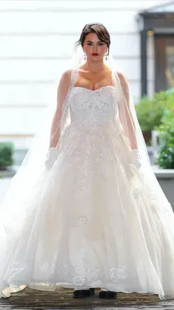 In New York, Selena Gomez creates the surprise in a princess wedding dress