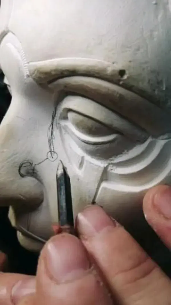 Tomás Barceló carving plaster