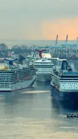 The way to park a tourist boat⛵ it's a big one.