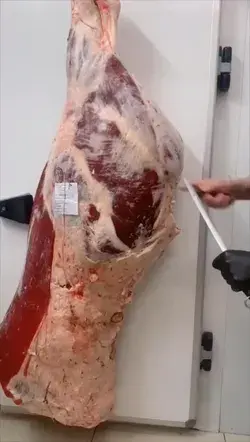 We’re with @passionecalabrese who shows us how to cut a piece of picanha (rump cap) 😳🤯🥩