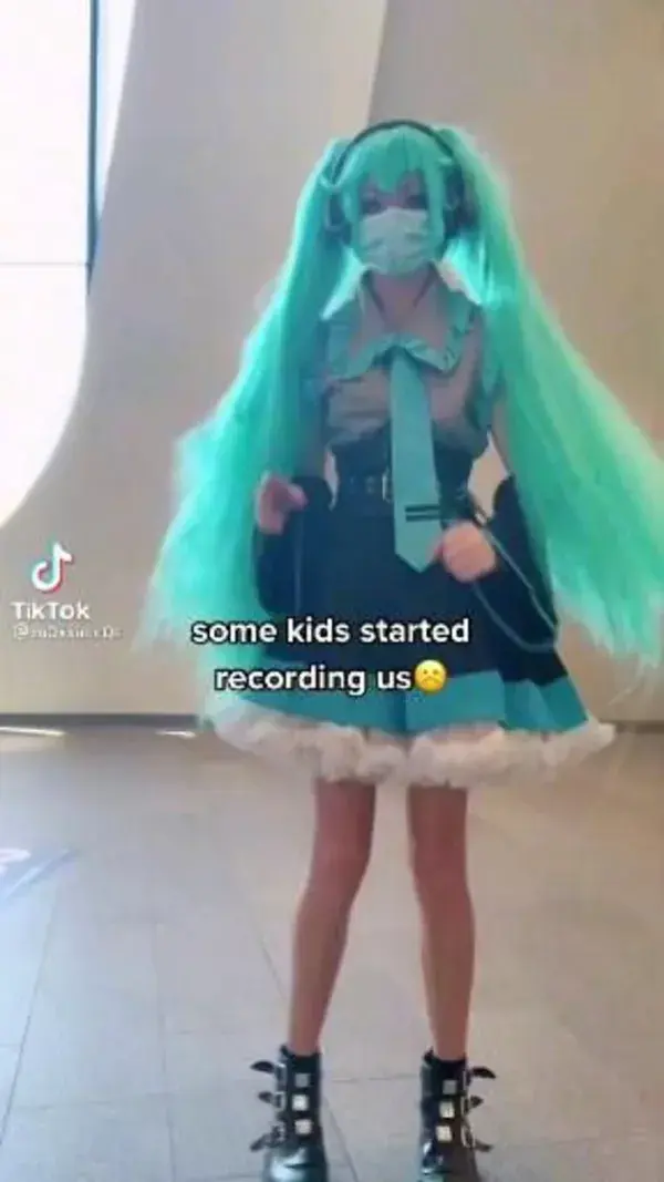 Miku Hatsune cosplay by: @m0xxie.c0s on tik tok