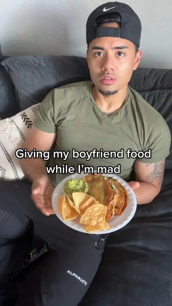 Giving my boyfriend food while I’m mad