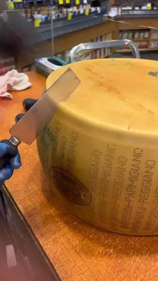 Have you ever seen a Parmigiano Reggiano wheel cracked and sliced? 😳🤷🏽‍♂️🧀