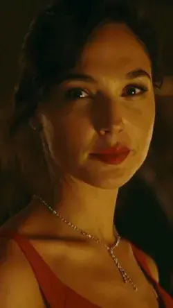 Enchanting With Gal ❤️💙 #wonderwoman #galgadot #deathonthenile #muerteenelnilo #rednotice