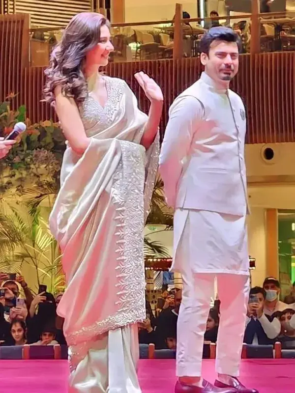 Heavy criticism at the Mahira Khan saree worn to the Maula Jatt Doha