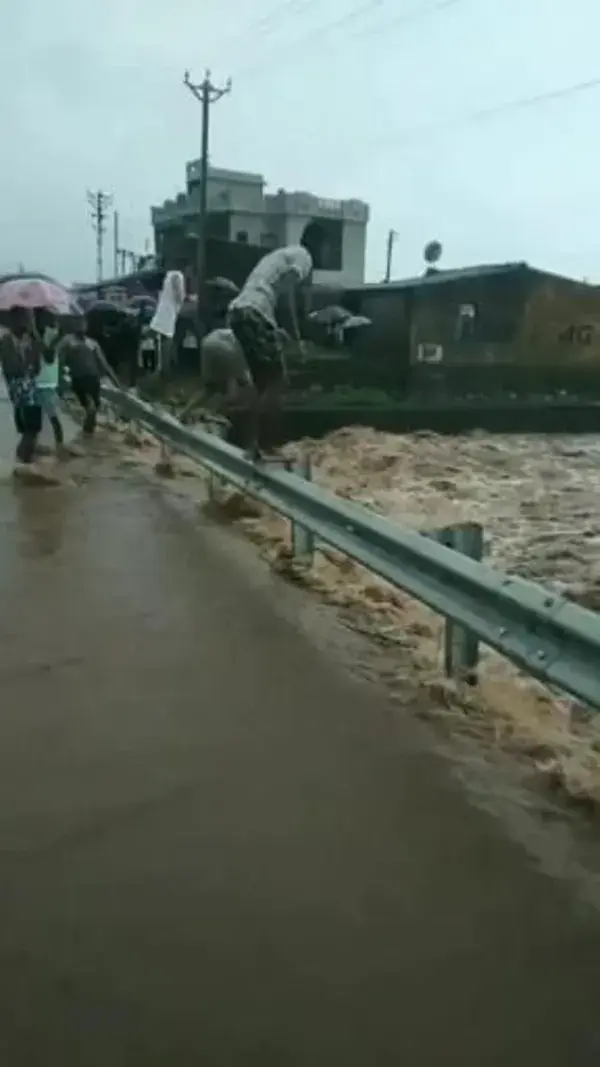 Jugando en una Pequeña Cascada