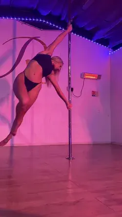 Pole AirWalk - insta @sophies.polex