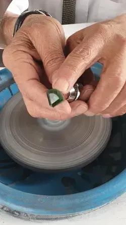 Emerald cutting in Colombia