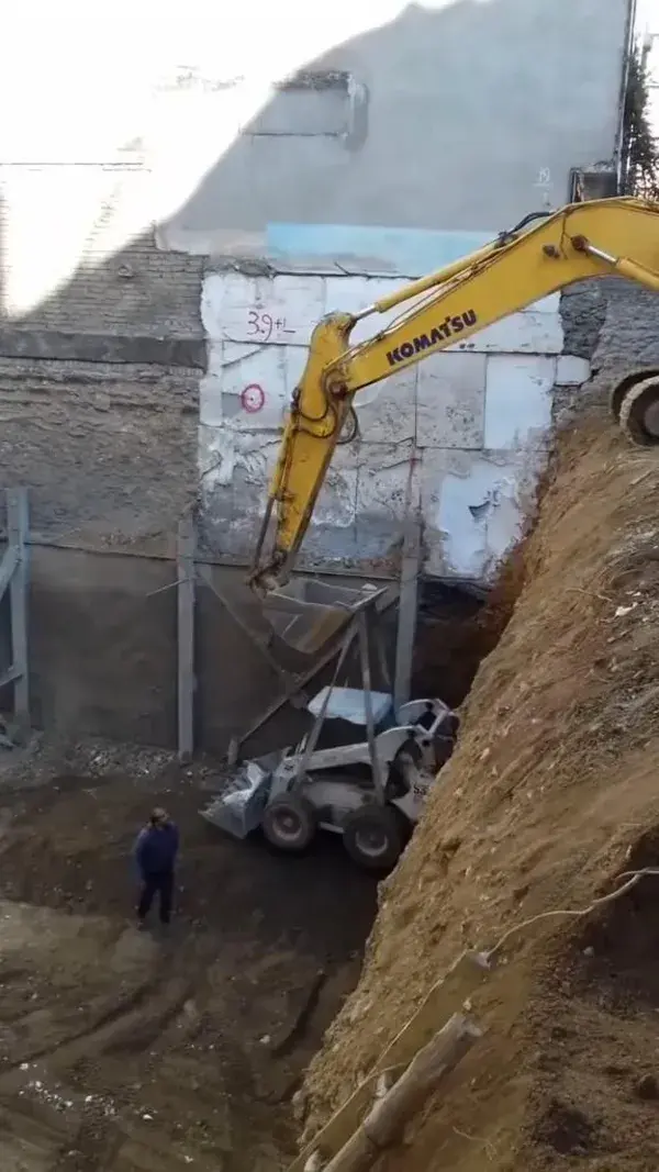 They should have just used a crane! This is NOT the way to do it