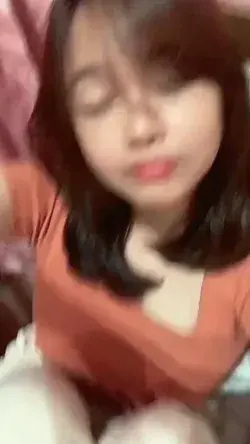 Cewek cantik banget lagi tiduran dikasur sambil ngelive gemes amoy