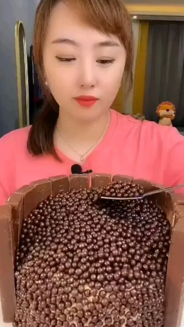 ASMR bolo de chocolate 🍰😋 #asmr #bolo #cake #eating #dessert #mukbang