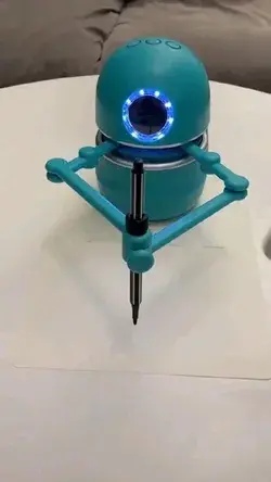 This adorable little robot will draw anything to sees 😍 #trending #viral #pin #robot #drawing