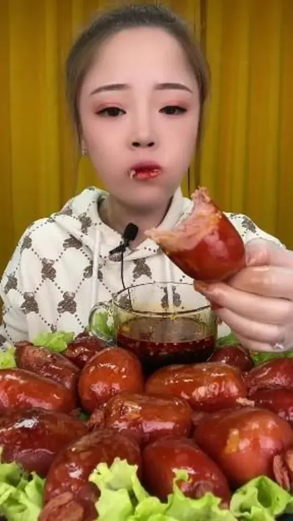 ASMR & MUKBANG