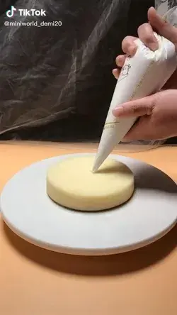 Bee cake decorating