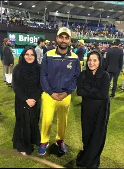 Ansha Afridi and Aqsa Afridi with BD opener Tamim Iqbal Khan 💛🖤