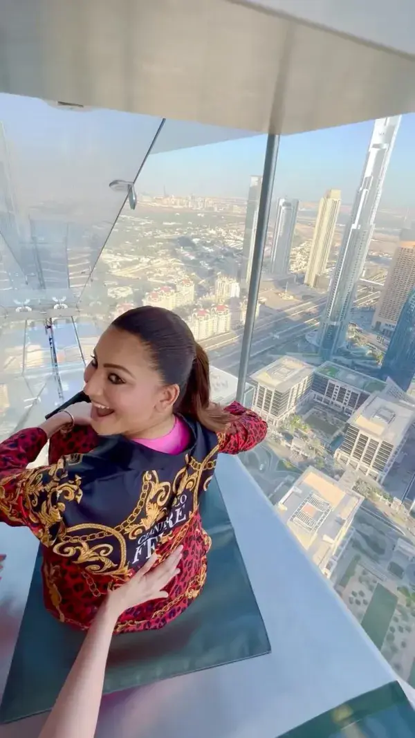 Urvashi Rautela Jan 2022 burj khalifa Dubai