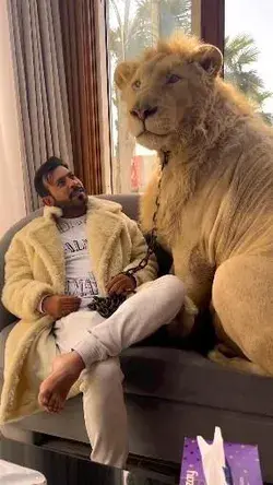 Dubai saikh with lion