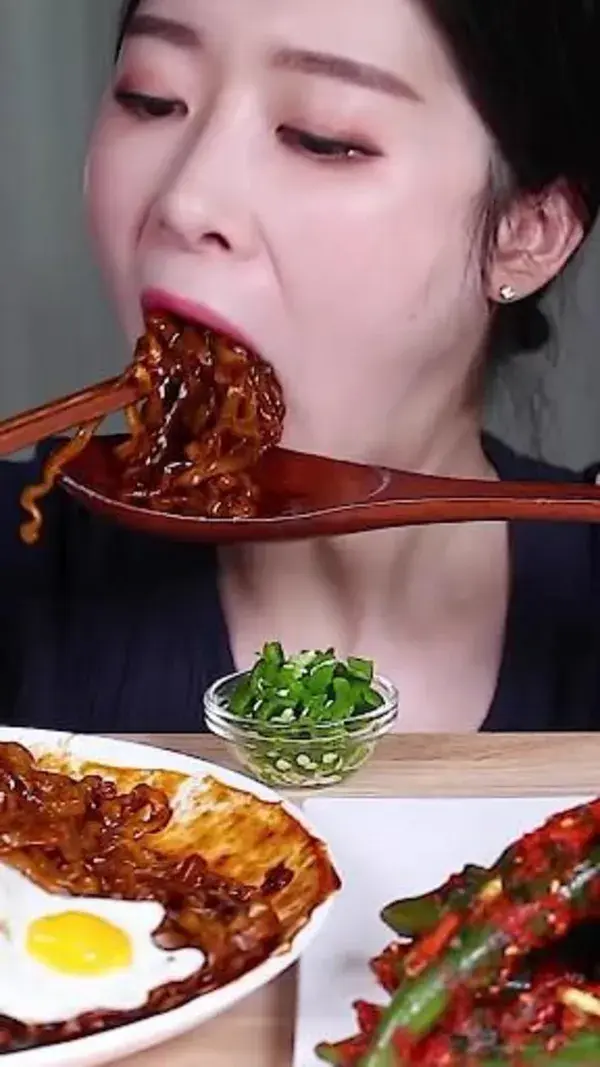 ASMR & MUKBANG